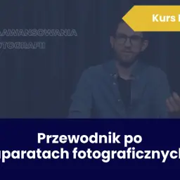 Mężczyzna w okularach prowadzi kurs fotografii online. Na ekranie widnieje napis "Przewodnik po aparatach fotograficznych".