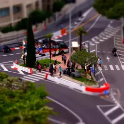 Efekt tilt shift tworzy miniaturowy świat: ludzie, autobus wycieczkowy i samochody na ulicach Monako wyglądają jak zabawki.