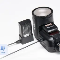 Ładowanie lampy Godox V1 Pro z baterią VB30 przez USB-C. Akcesoria do fotografii.