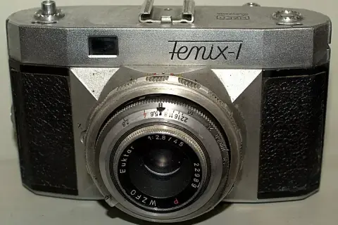 Stary, polski aparat fotograficzny sprzed lat, model Fenix-1 z obiektywem Euktar.