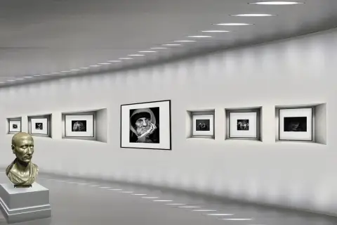 Galeria sztuki z popiersiem i czarno-białymi fotografiami, w tym portretem starszego mężczyzny. Czy to najdroższe zdjęcie świata?