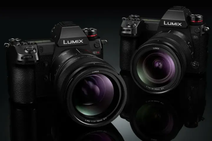 Dwa aparaty Panasonic Lumix S1 i S1R z obiektywami, gotowe do uchwycenia każdej chwili.