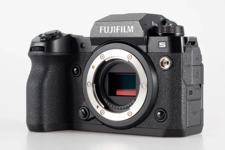 Czarny aparat Fujifilm XH2S z obiektywem bez obiektywu, gotowy do uchwycenia kolejnego ujęcia.