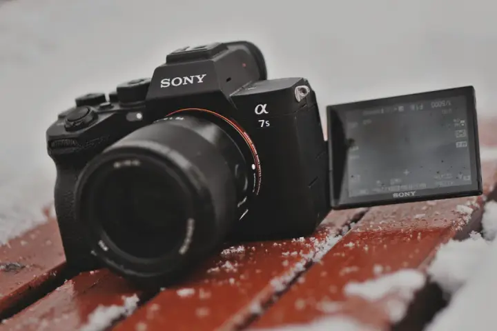 Sony a7 S III na zimnej ławce, gotowy do uchwycenia magicznych zimowych kadrów.
