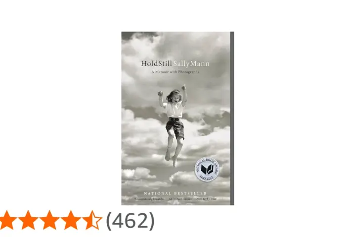 Okładka książki "Hold Still" Sally Mann z dziewczynką w powietrzu.