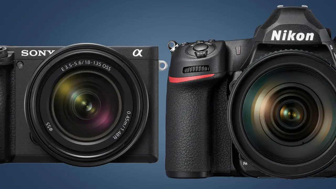 Sony Alpha bezlusterkowiec obok lustrzanki Nikon. Dwa aparaty, różne technologie, ten sam cel: uchwycić chwilę.